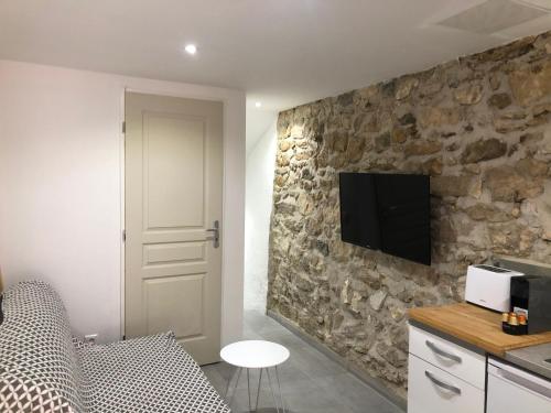 Les Olives Wifi Netflix Appart hotel Provence — hotel in La Fare-Les-Oliviers