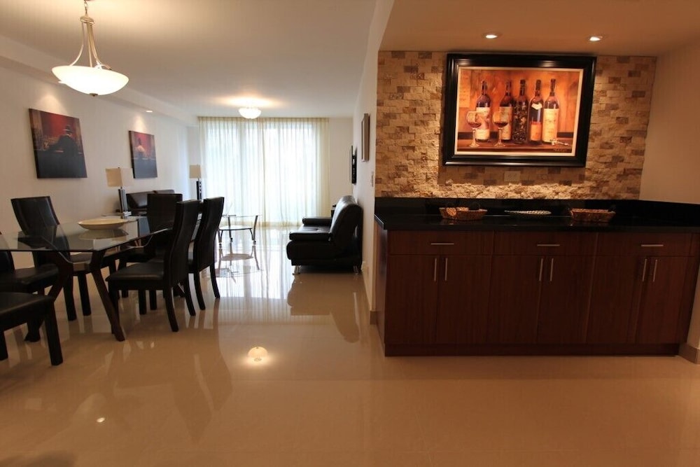 2 Bedroom Pool View @ Ocean Reserve Or204 Condo — 4-Star Luxury Hotel in Sunny Isles Beach, United States