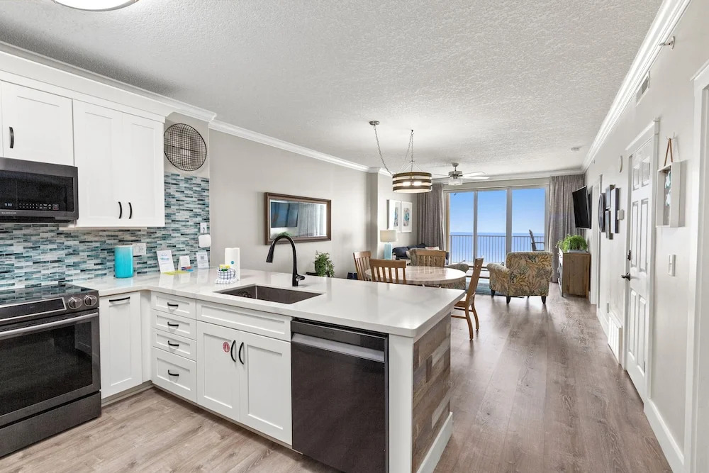 Beautiful Ocean Views 2 bedroom 2 bathroom Resort Pools - photo 23