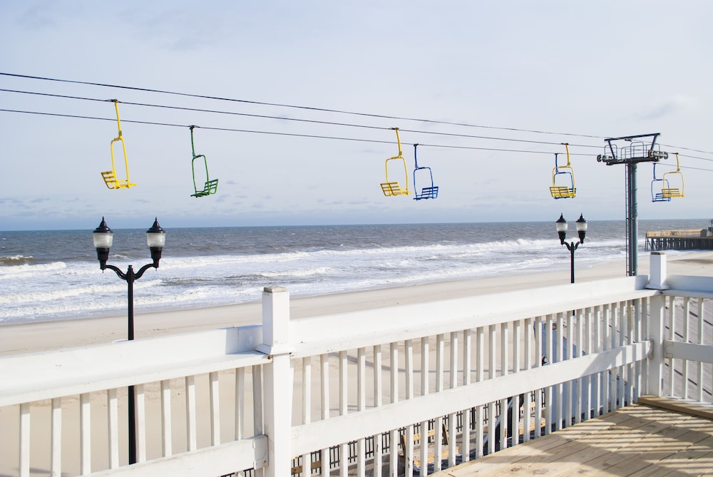 Boardwalk Hotel Charlee & Beach House Rentals - photo 59