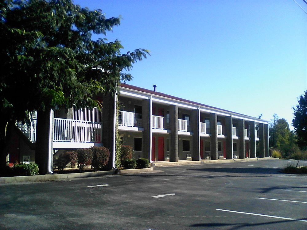 Campton Parkway Inn - photo 48