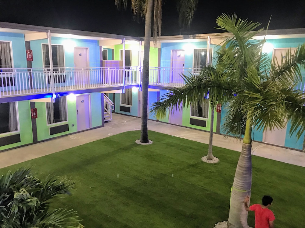 Tropical Inn & Suites - photo 91
