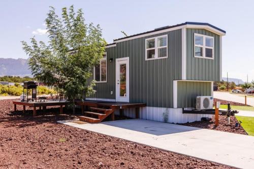 Harrington Tiny House — 4-Star Luxury Hotel in Apple Valley, United States