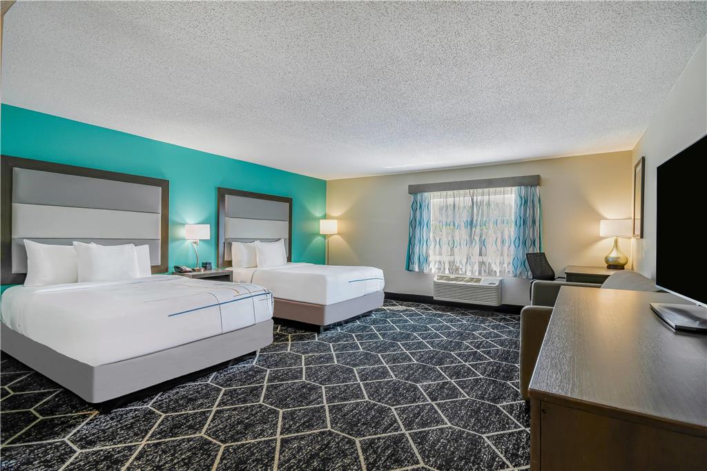 La Quinta Inn & Suites by Wyndham Batavia - photo 32