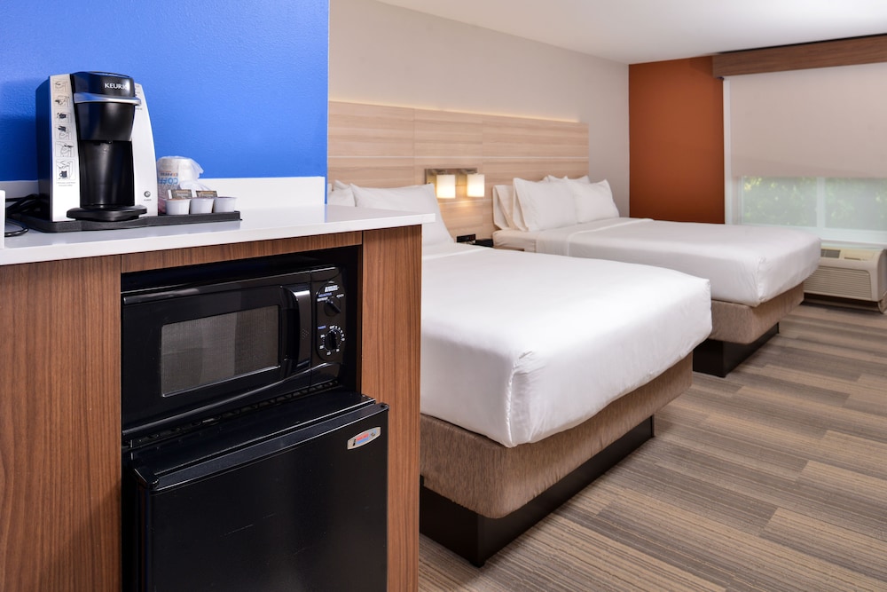 Holiday Inn Express & Suites Cincinnati Mason by IHG - photo 21