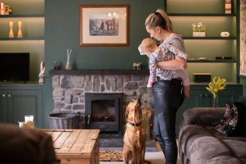 Calm Scottish Country Escape with Hot Tub Sleeps 6 in Beauly, United Kingdom