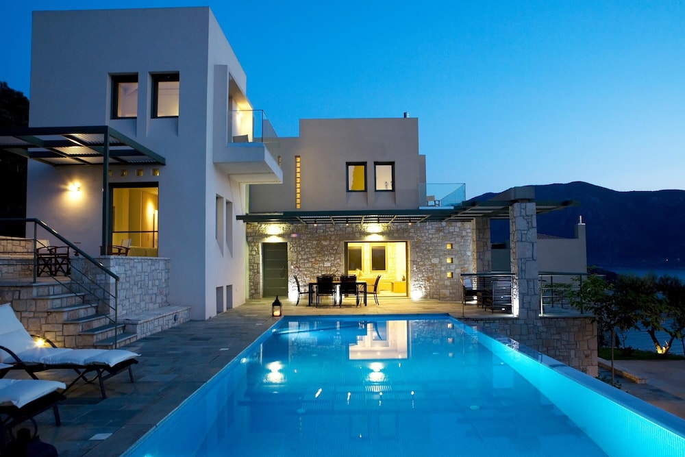 Villa Mimosa — 4-Star Luxury Hotel in Vathi, Greece