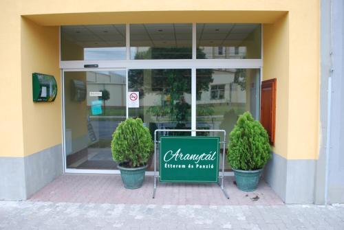 Aranytal Hotel — hotel in Komarom
