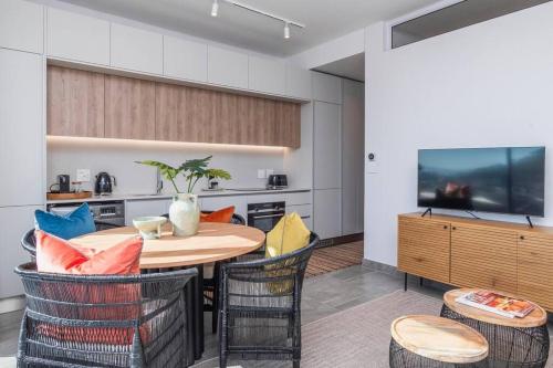Modern Escape at The Rubik & Rooftop Pool AC