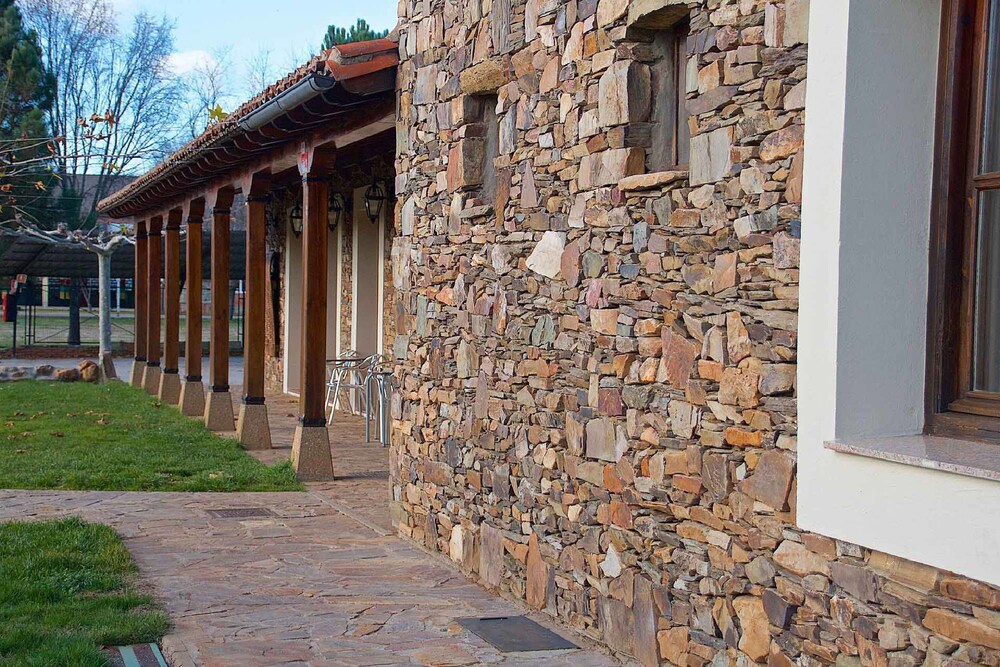 Valle Del Eria Hotel — 4-Star Luxury Hotel in Castrocontrigo, Spain