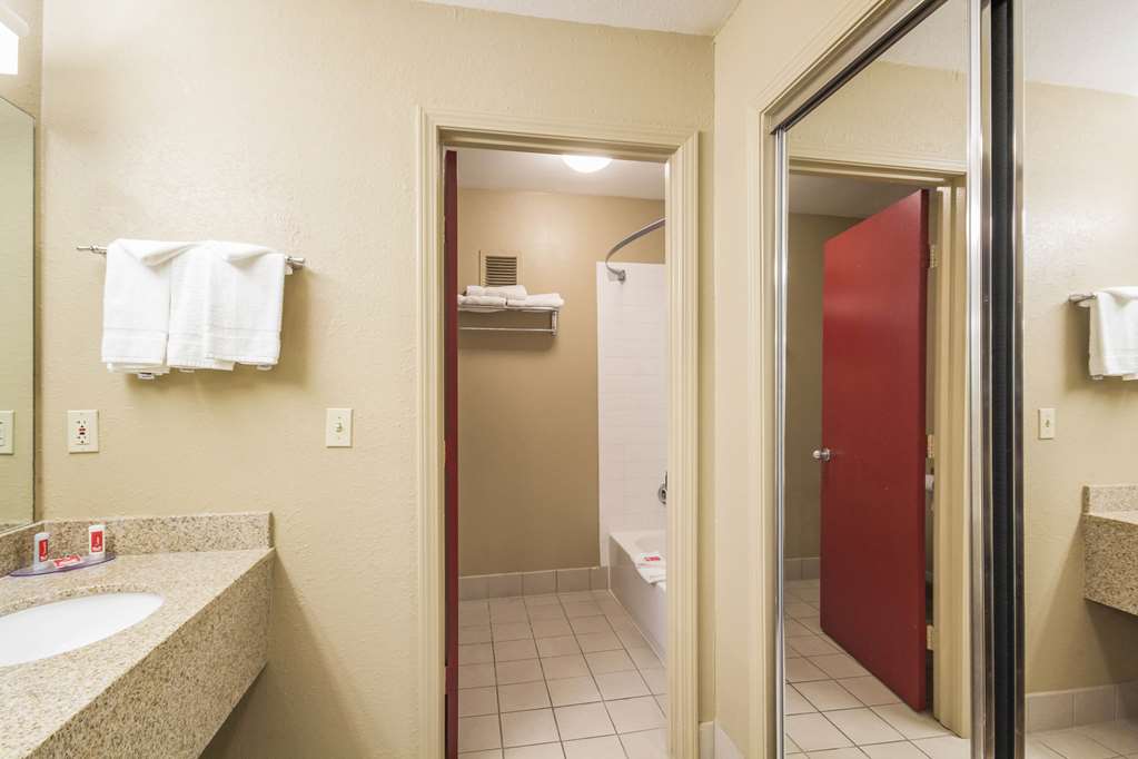 Econo Lodge Inn & Suites I 35 at Shawnee Mission - photo 28