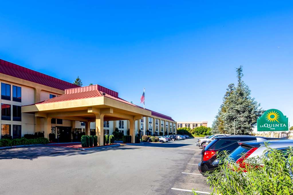 La Quinta Inn & Suites by Wyndham Oakland Airport Coliseum - photo 3