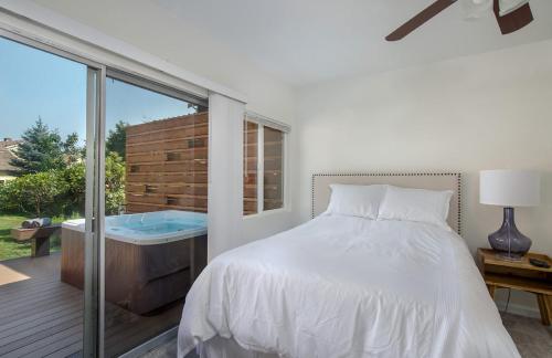 Mother in Law Suite with Private Hot Tub Downtown — 4-Star Luxury Hotel in North Bend, United States