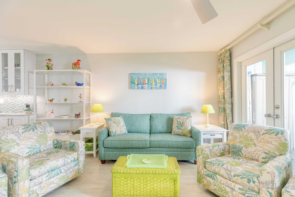 Bahamian Reed by Avantstay Walk to Everything w Community Pool Month Long Stays Only - photo 8