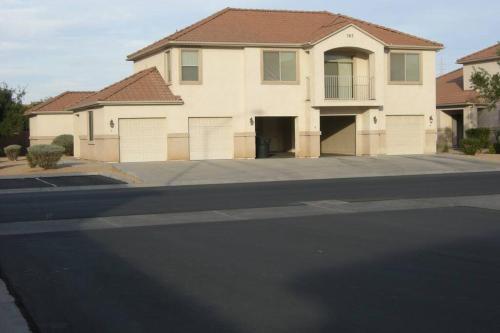Mesquite Nevada Vacation Rental Ground Level and double car garage — 4-Star Luxury Hotel in Mesquite, United States