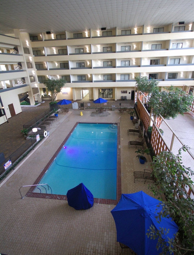 Atrium Hotel and Suites - photo 28