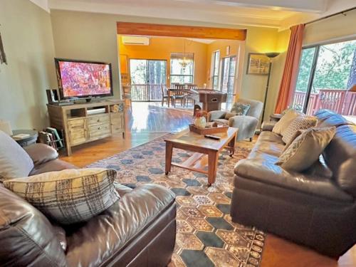 Lazy Bear Cabin BBQ FirePit Goldwater Lake — 4-Star Luxury Hotel in Prescott, United States