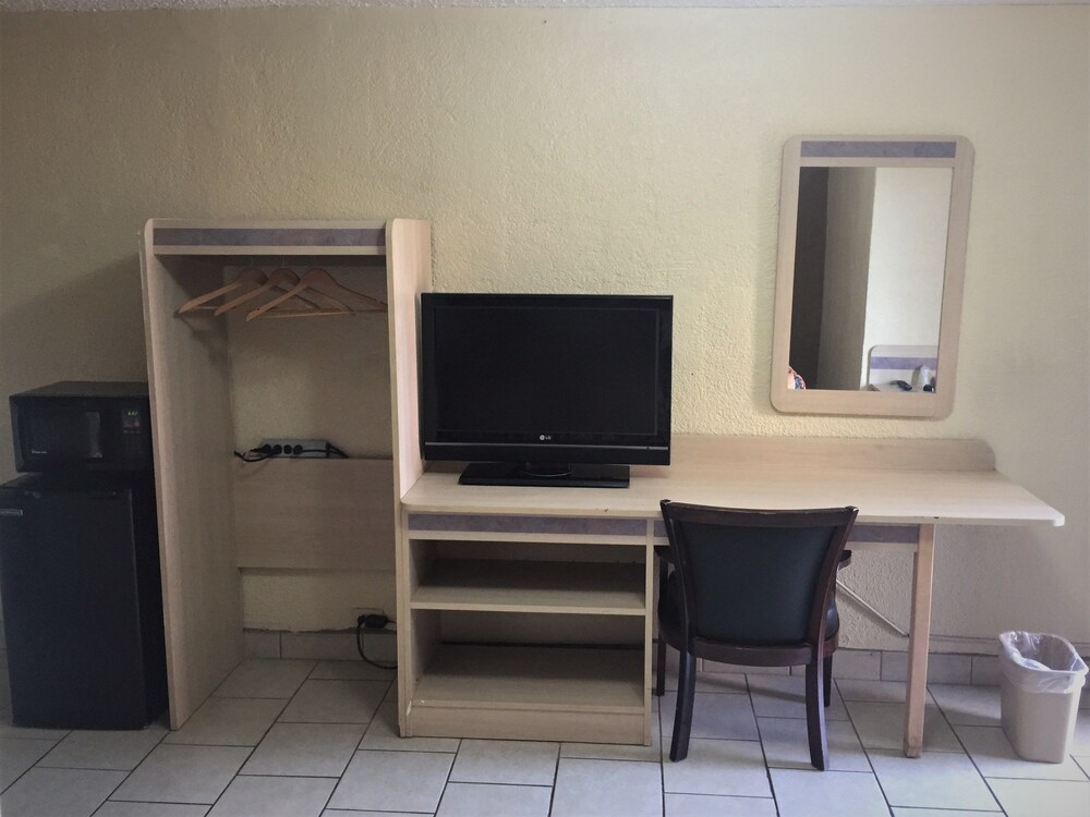 Economy Inn Lawton - photo 11