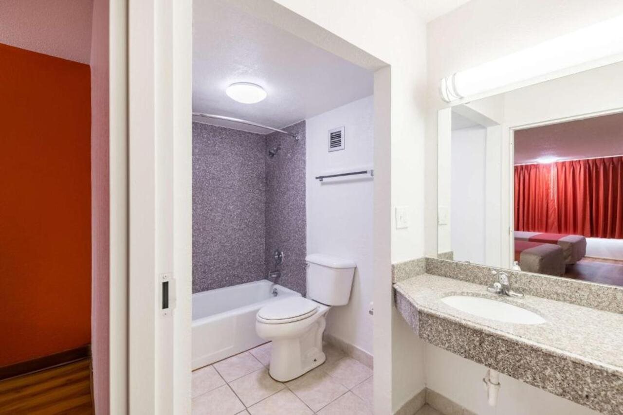 Motel 6 Bricktown - photo 9