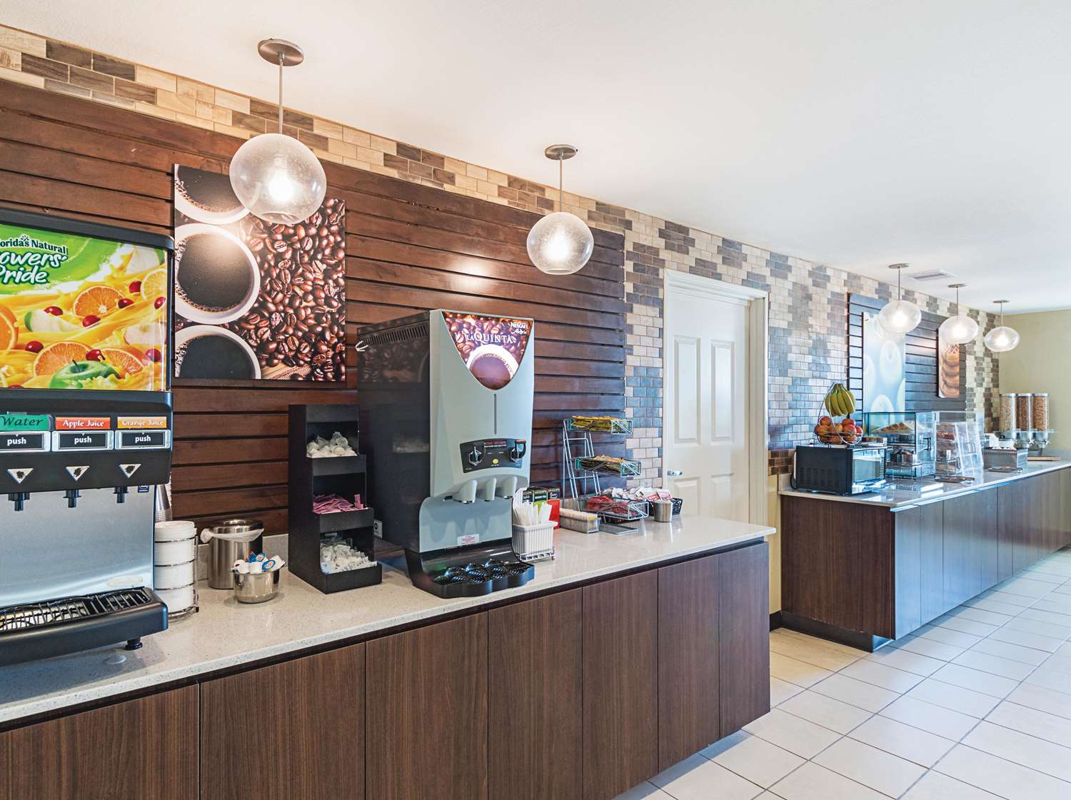 La Quinta Inn & Suites Mathis - photo 17