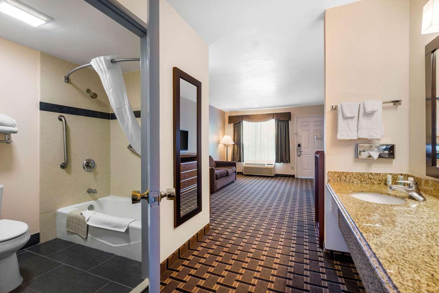 Quality Inn & Suites Huntington Beach Fountain Valley - photo 13