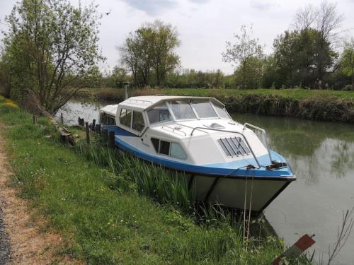 Nuits insolites sur un bateau — hotel in Saint-Hilaire-La-Palud