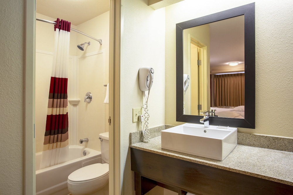 Red Roof Inn PLUS St Louis Forest Park Hampton Ave - photo 23