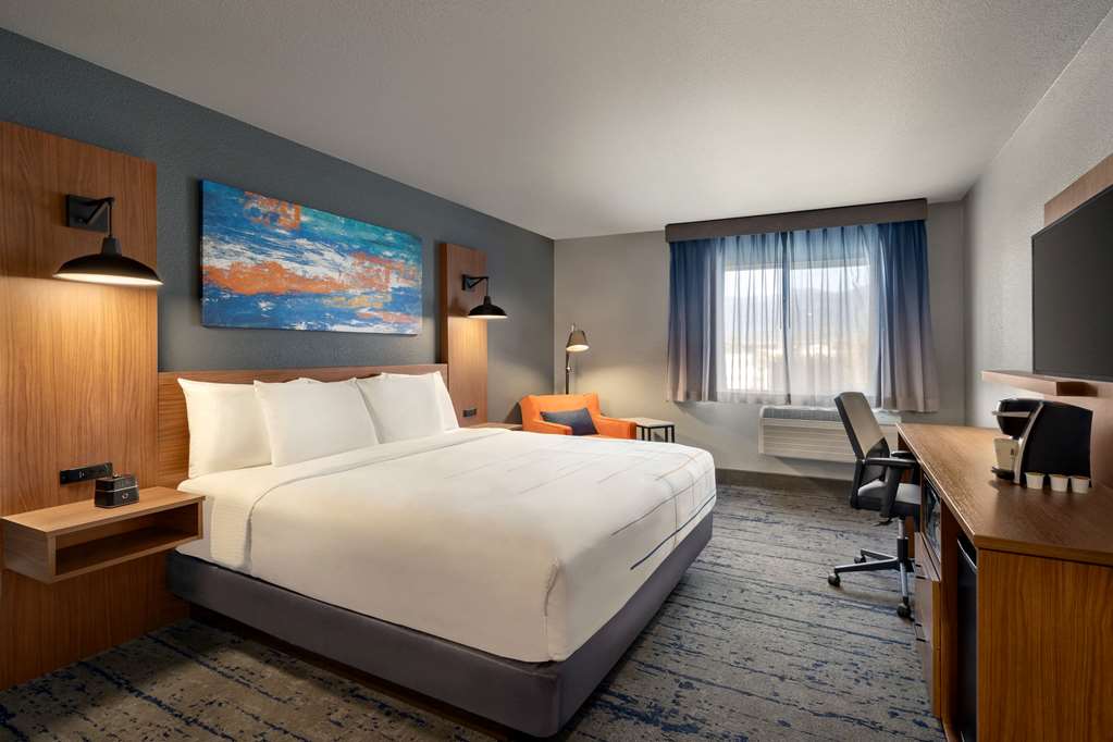 La Quinta Inn & Suites by Wyndham Springfield - photo 13