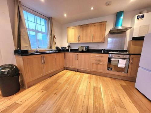 Comfortable 2BR Flat 1 Min to Tube Sleeps 6 — 4-Star Luxury Hotel in London, United Kingdom