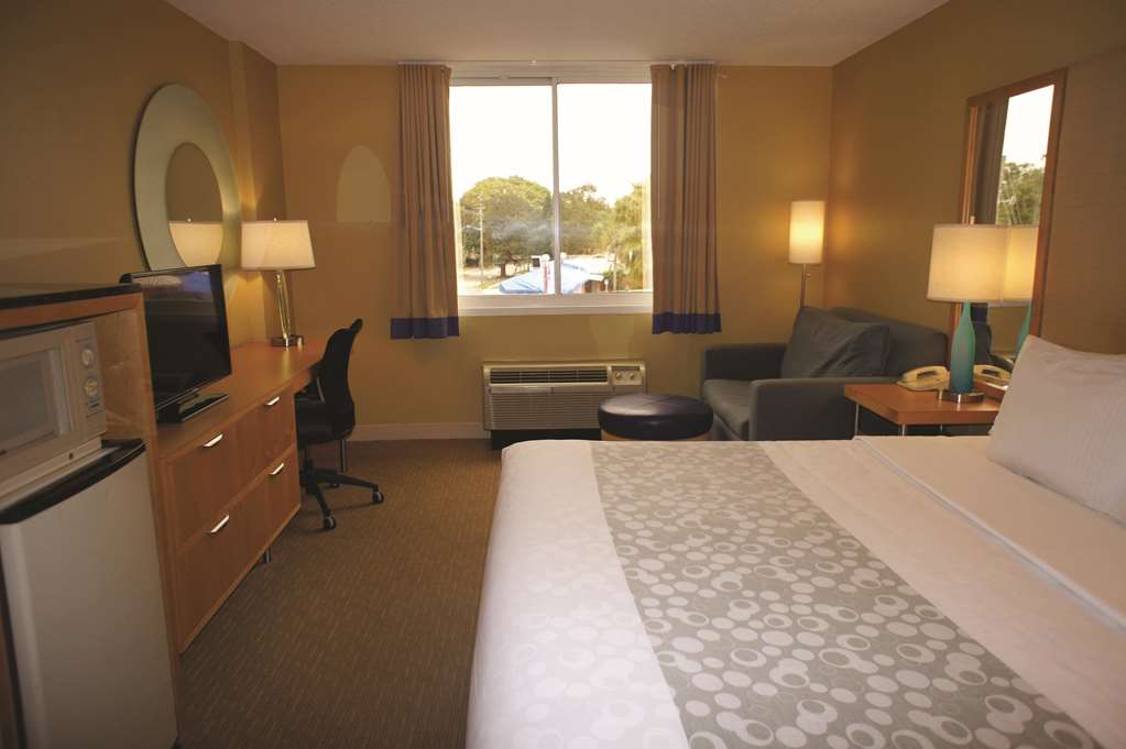 La Quinta Inn & Suites by Wyndham Sarasota Downtown - photo 10