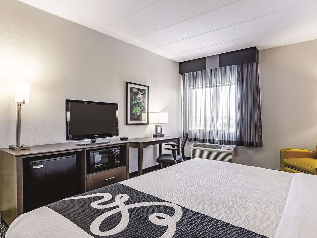 La Quinta Inn & Suites by Wyndham Warwick Providence Airport - photo 15