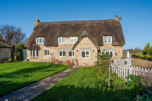 The Thatch House — 4-Star Luxury Hotel in Tewkesbury, United Kingdom
