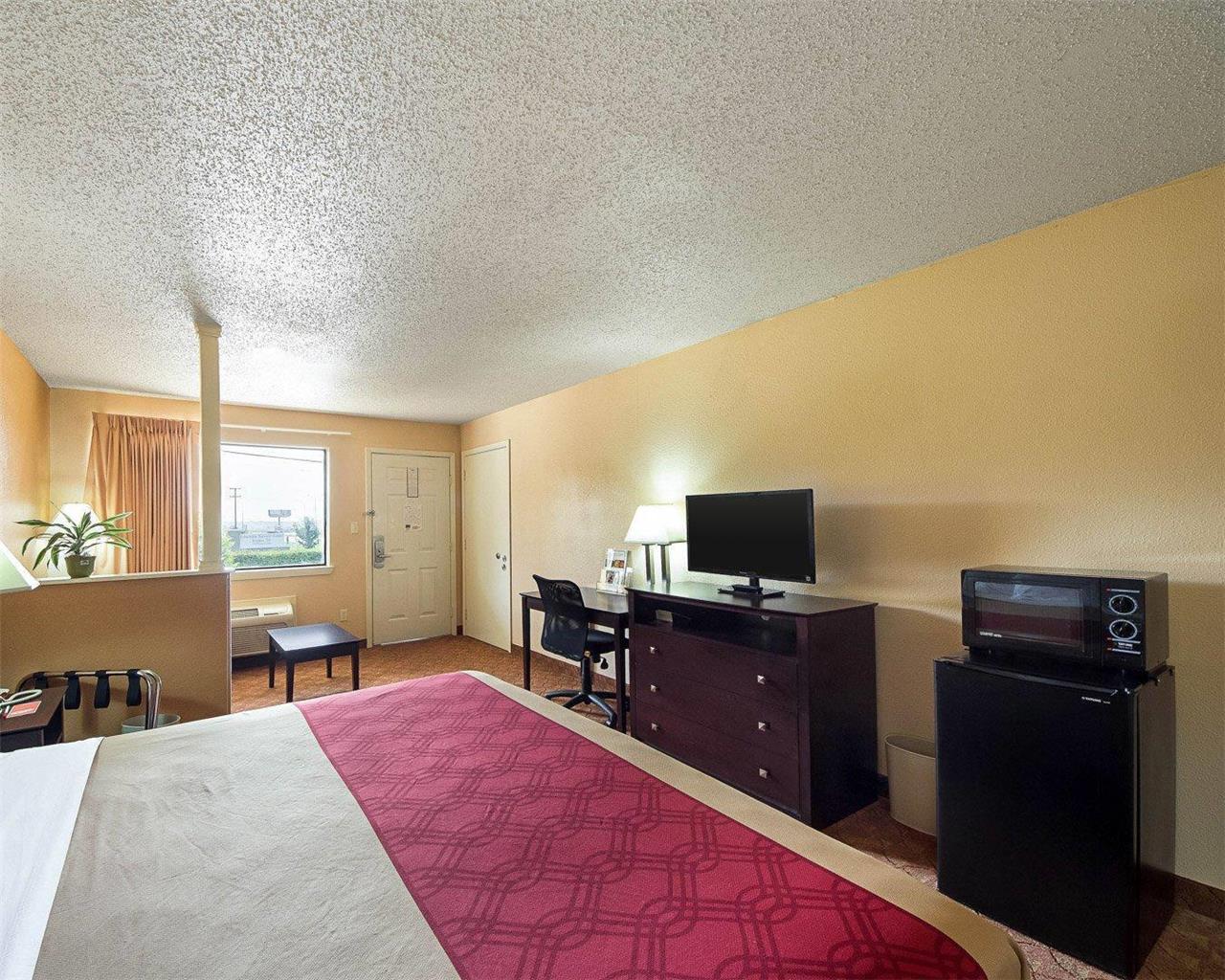 Econo Lodge Inn & Suites Coliseum - photo 20