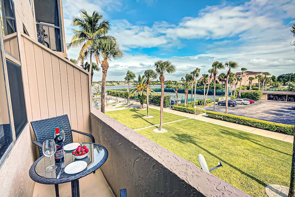 Harbor Towers 2nd Fl 2 Bedroom Pool View in Siesta Key, United States
