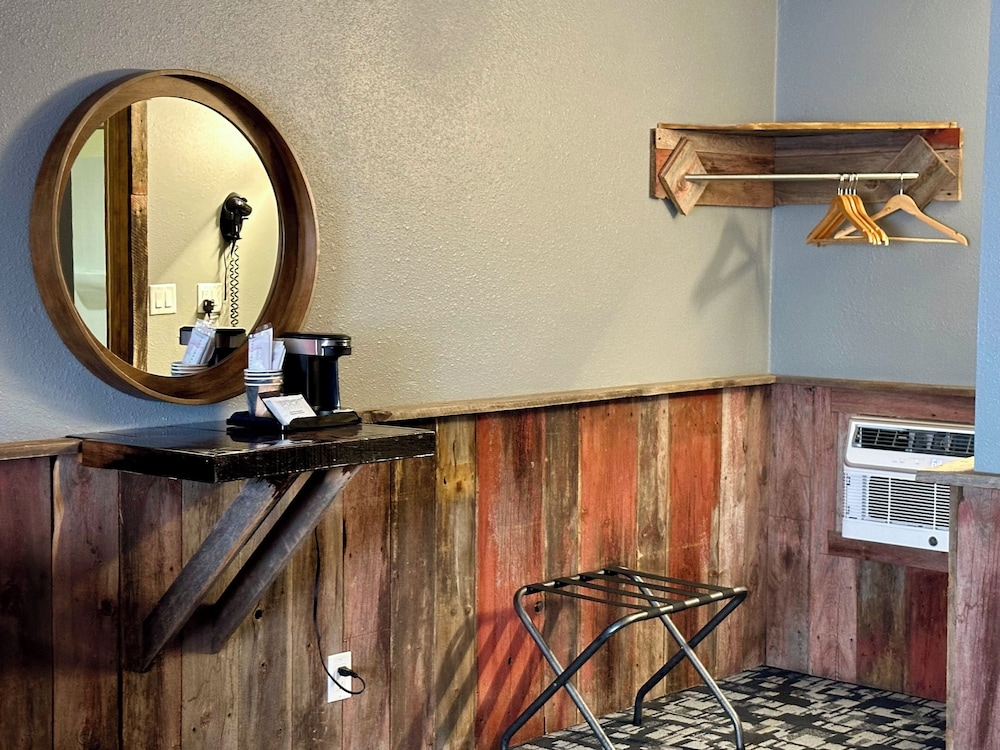 Americas Best Value Inn Wall - photo 18