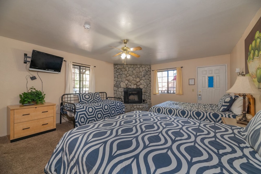 Black Forest Lodge And Cabins - photo 4