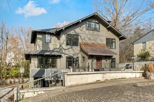 Dickson Chateau DT Fay Huge Yard in Fayetteville, United States