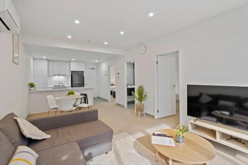 Southbank Apartment with Skyline View: 5 Min Walk to CROWN Casino