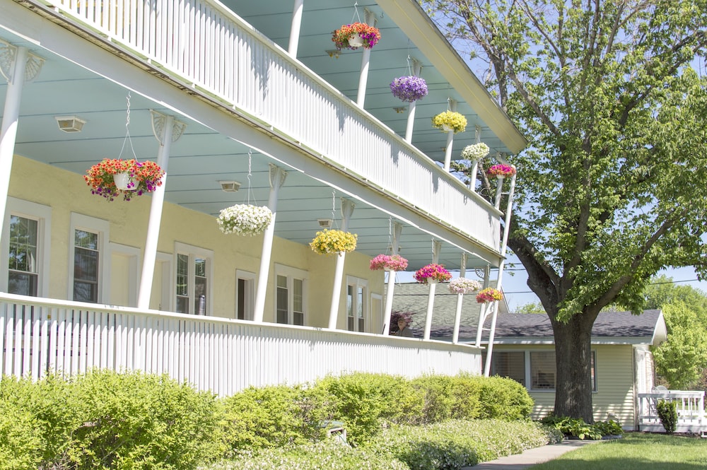 Sun N Sand Resort - carbon neutral hotel in South Haven