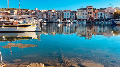 Le Best a Cassis Top Emplacement Parking Double Balcon in Cassis, France