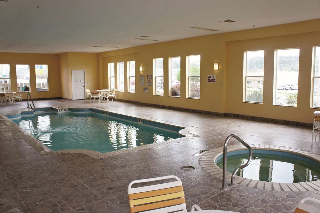 La Quinta Inn & Suites by Wyndham Kerrville - photo 12