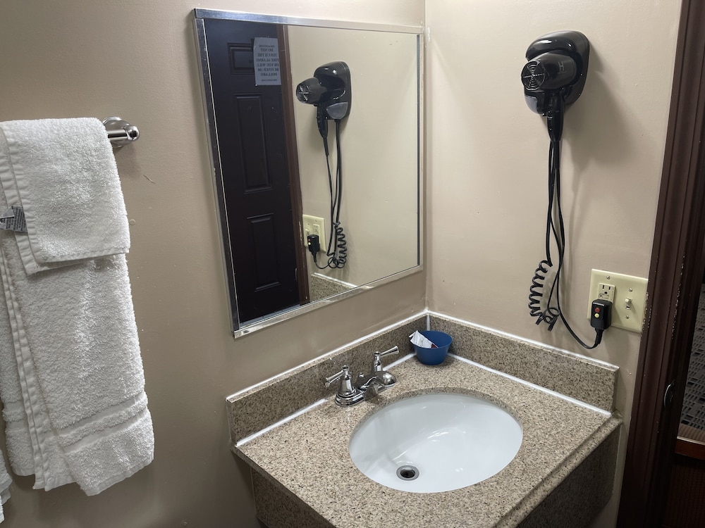 Economy Inn And Suites Ashtabula - photo 36