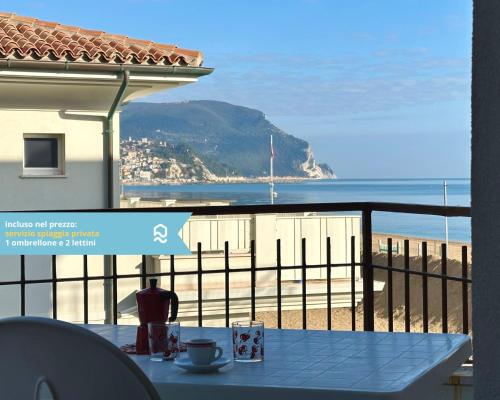 M097 Marcelli trilocale sul mare con spiaggia privata — 4-Star Luxury Hotel in Numana, Italy