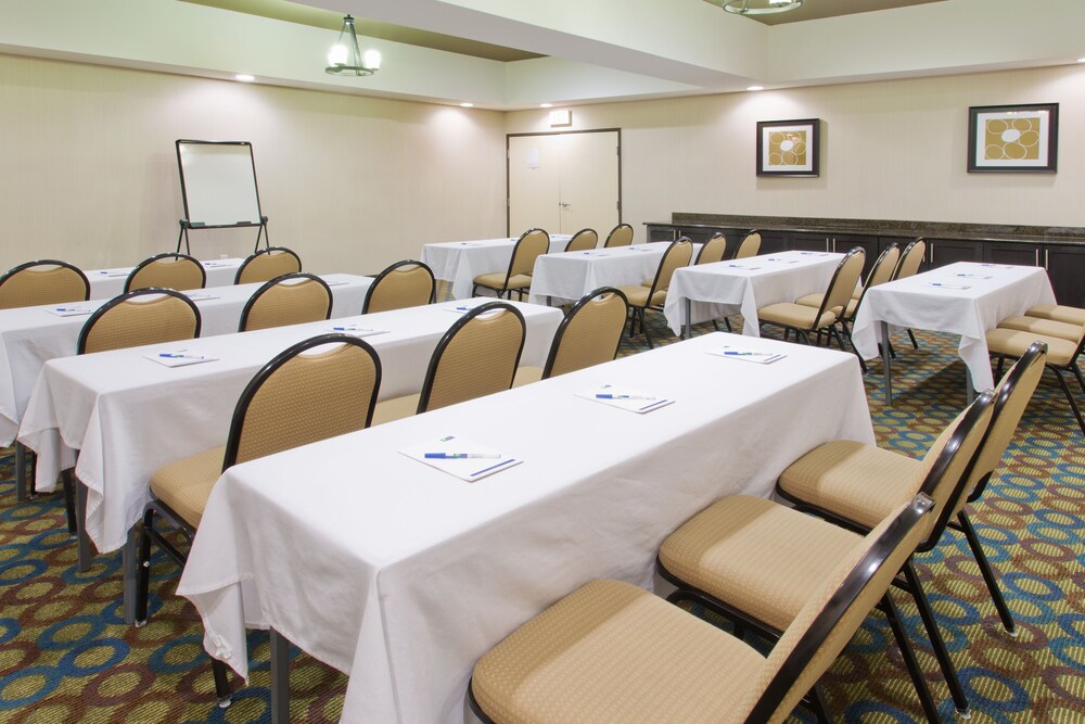 Holiday Inn Express Hotel & Suites Alvarado by IHG - photo 19