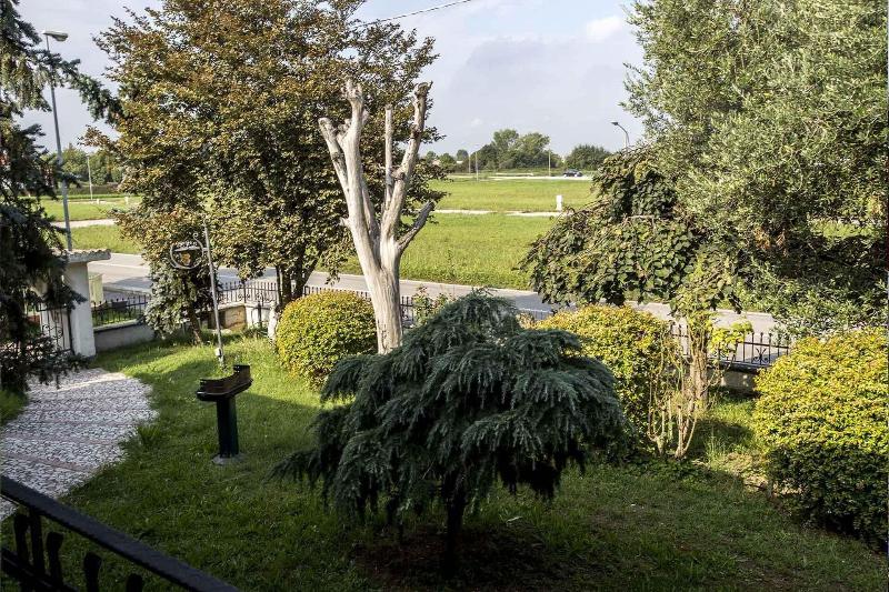 Villa Berra B&B Riva del Po — 4-Star Luxury Hotel in Berra, Italy