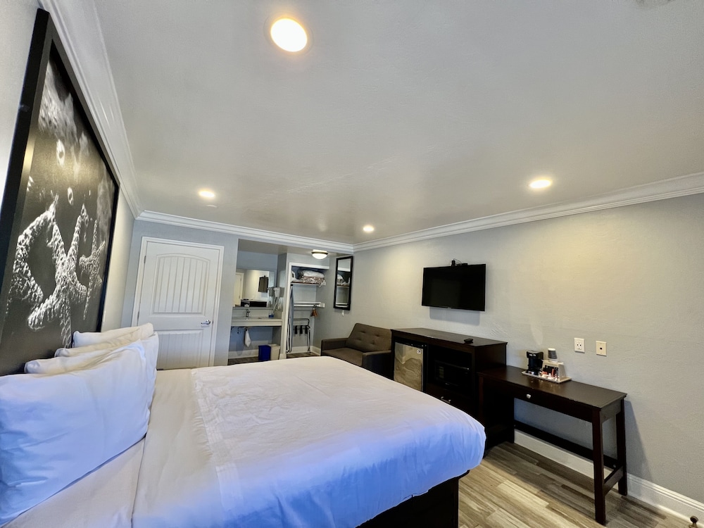 Aura Inn Monterey - photo 59