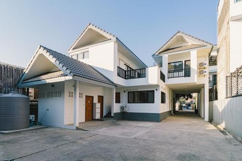Modern Family House 4 Bedrooms and 2 living rooms fully furnished 5 mins from Old Town with Art Gallery Coffee Shop and Creative Workshop DEJA Home — 4-Star Luxury Hotel in Chiang Mai, Thailand