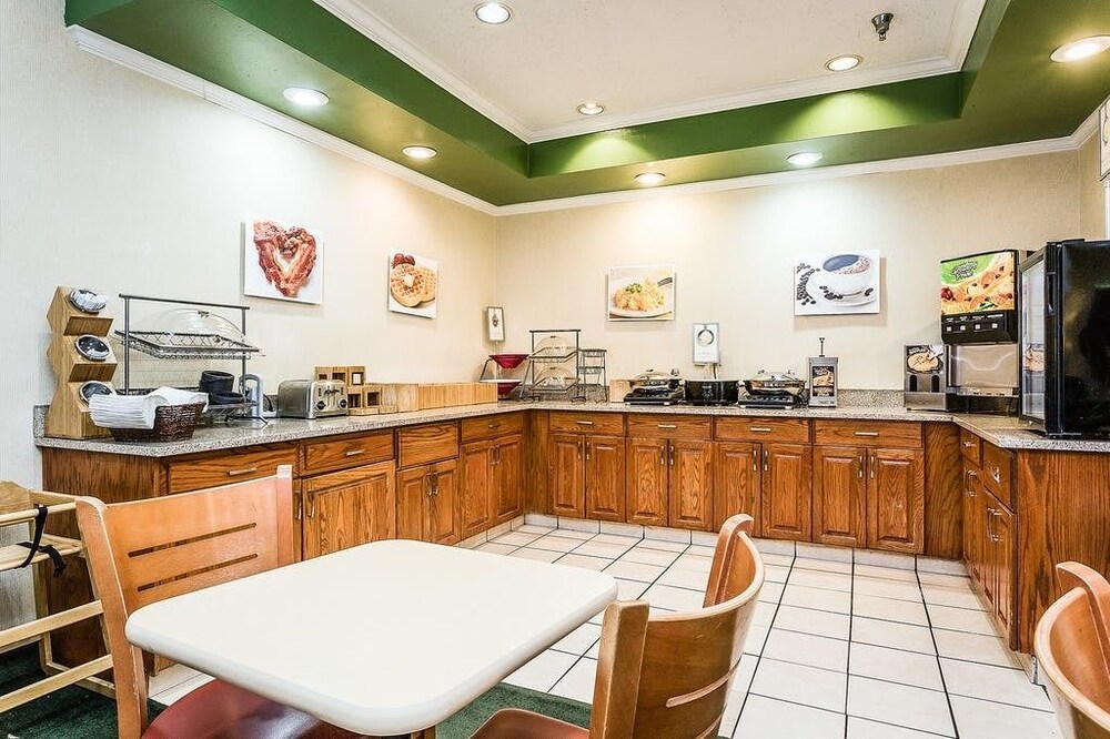 Comfort Inn Davenport East Bettendorf - photo 14
