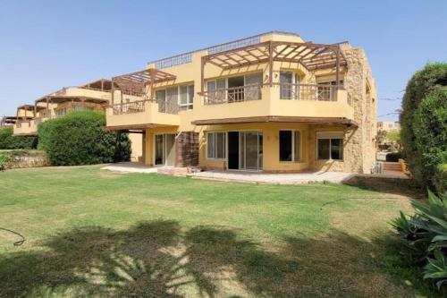 Spacious 6 BRs in El Sokhna Beach & pool access in Ain Sokhna, Egypt