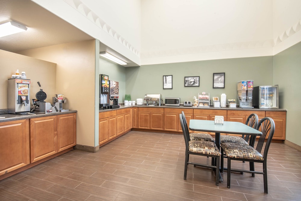 Four Seasons Inn - photo 12